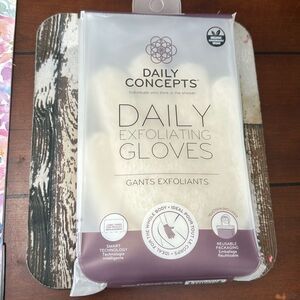 NEW Daily Concepts Exfoliating Spa Gloves